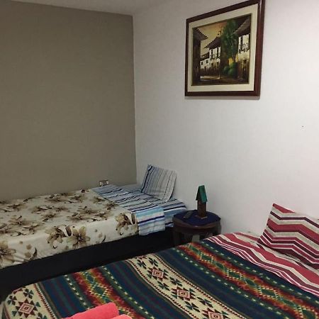 איבארה The Backpacker Hostal מראה חיצוני תמונה
