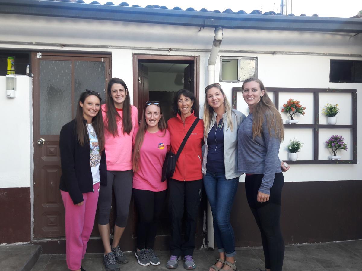 איבארה The Backpacker Hostal מראה חיצוני תמונה