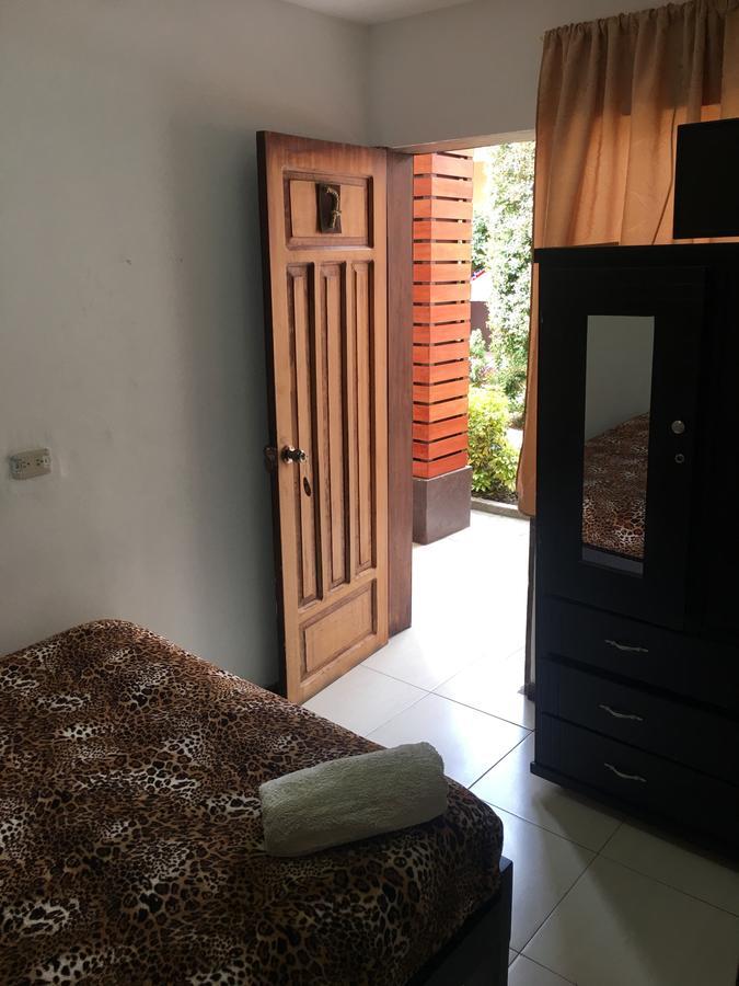 איבארה The Backpacker Hostal מראה חיצוני תמונה
