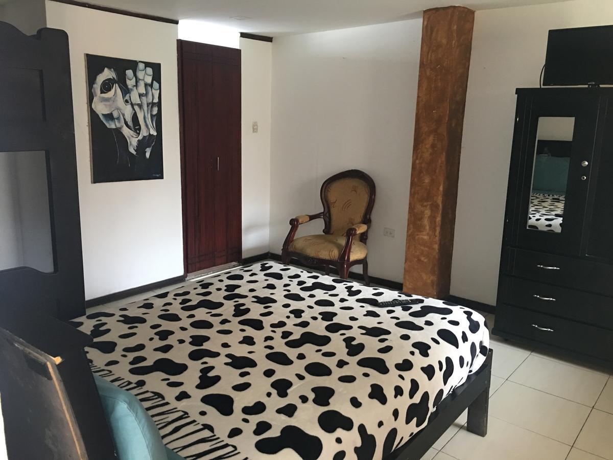 איבארה The Backpacker Hostal מראה חיצוני תמונה