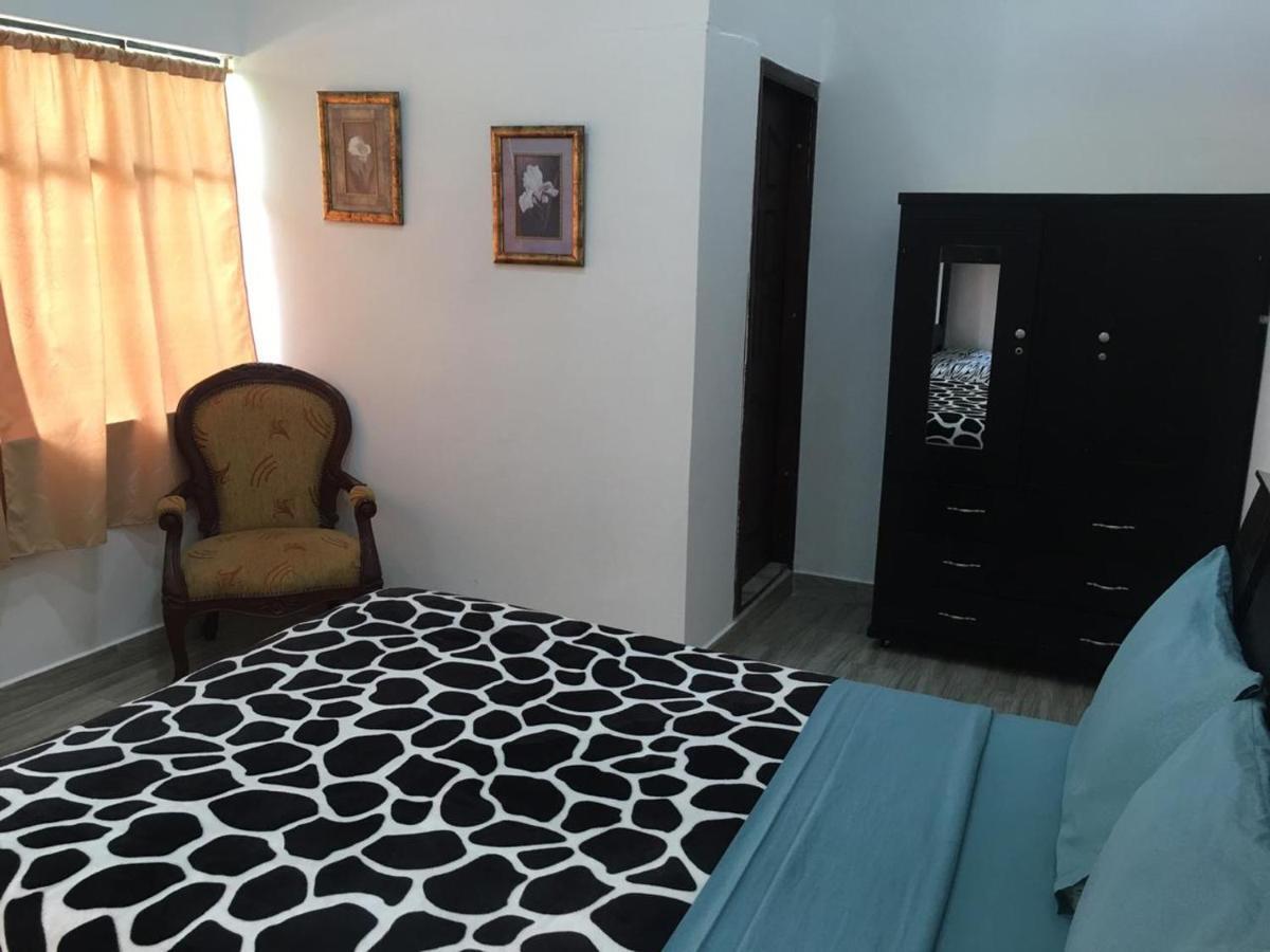 איבארה The Backpacker Hostal מראה חיצוני תמונה